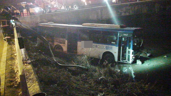 ▲ 지난 7일 오후 11시20분께 300번 버스가 옆 차량과 충돌한 뒤 인근 개울로 추락했다. 경찰은 해당 버스의 과속 여부를 조사 중이다. / 경기소방본부 제공