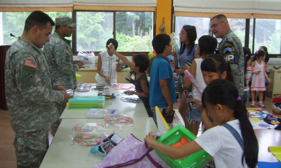 ▲ 미군과 함께하는 영어 수업 모습.ⓒ 대성동초 홈페이지