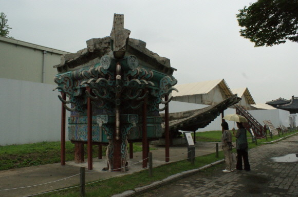 ▲ 경복궁에 비치되어 있던 광화문 뼈대 중 귀공포 부분ⓒ서울시 제공