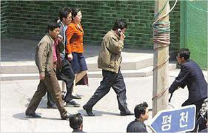 ▲ 휴대폰을 사용하는 북한 주민.ⓒ자료사진