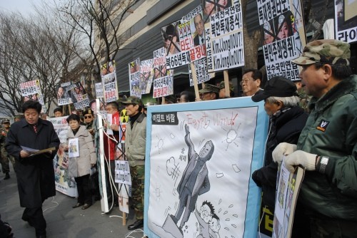 ▲ 대한민국고엽제전우회, 라이트코리아, 반핵반김국민협의회, 녹색전국연합 등 4개 단체는 북한 김정일의 생일인 16일 오후 2시 30분 광화문 미 대사관 인근 KT빌딩 앞에서 ‘북 3대세습 규탄 및 북핵폐기 촉구’ 집회를 가졌다. ⓒ뉴데일리