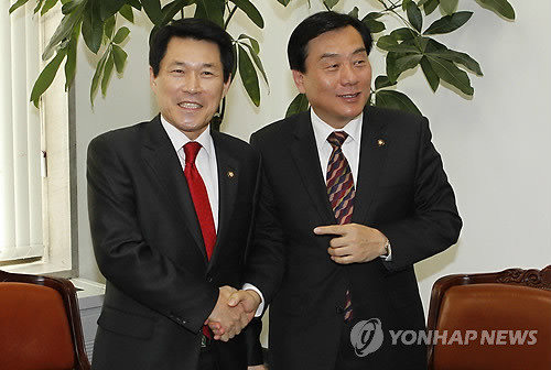 ▲ 한나라당 이군현 원내수석부대표와 민주당 박기춘 원내수석부대표가 15일 국회 정상화 관련 회동에서 손을 맞잡고 있다.ⓒ연합뉴스