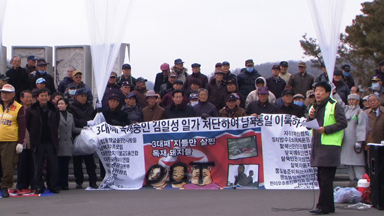 ▲ 자유북한운동연합 등 탈북자단체와 시민단체들은 이날 임진각에서 김정일 생일을 맞아 올해 처음 대북전단을 풍선에 실어 북으로 보냈다.ⓒ장재균 기자 제공