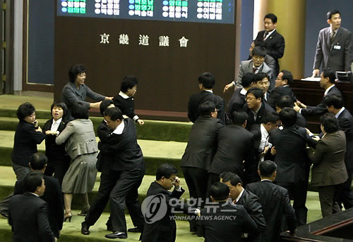 ▲ 지난해 경기도의회 의원들이 몸싸움을 벌이고 있는 모습 ⓒ 연합뉴스