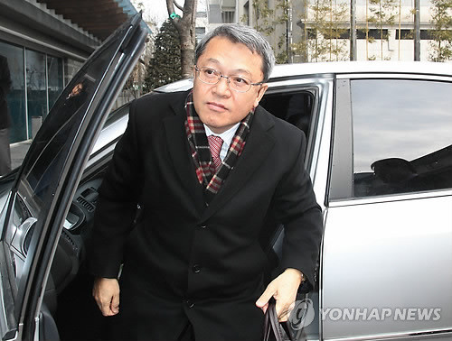 ▲ 감사원장 후보자로 내정된 양건 한양대 법학전문학원 교수가 17일 서울 종로구 통의동 금융감독원 별관에 마련된 후보자 사무실로 직접 운전하고 출근하고 있다.ⓒ연합뉴스