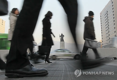 ▲ 기업체 인턴사원들은 평균적으로 하루 7.7시간 일하고 한 달에 91만원을 받는 것으로 조사됐다.ⓒ연합뉴스