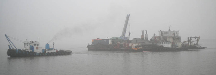 ▲ 물 위로 끌어올려진 수중준설선(오른쪽).