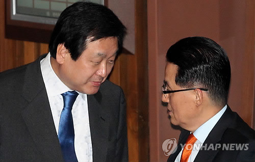 ▲ 한나라당 김무성 원내대표와 민주당 박지원 원내대표가 18일 두 달여 만에 개회한 국회 본회장에서 대화를 나누고 있다. ⓒ연합뉴스