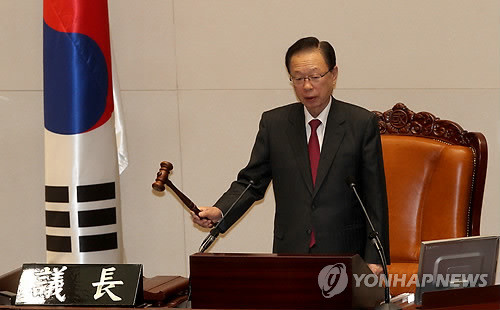 ▲ 박희태 국회의장이 18일 두 달여 만에 문을 연 국회 본회의에서 개회를 선언하고 있다.ⓒ연합뉴스