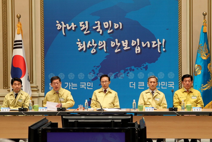 ▲ 18일 청와대에서 열린 제44차 중앙통합방위회의에서 김황식국무총리(왼쪽에서 두번째)가 모두 발언을 하고 있다ⓒ