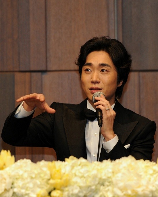 ▲ 지난해 11월 열린 자신의 결혼식에서 식전 기자회견을 자청, 품절남이 된 소감을 밝히고 있는 조성모.  ⓒ 박지현 기자