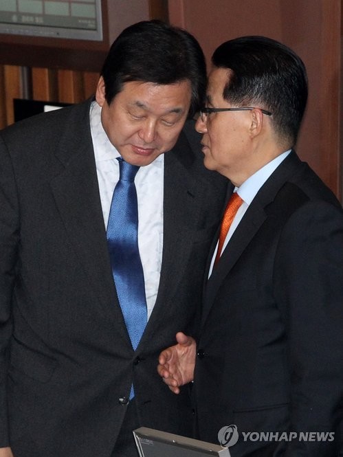 ▲ 한나라당 김무성, 민주당 박지원 원내대표가 18일 국회 본회장에서 대화를 나누고 있다.ⓒ연합뉴스