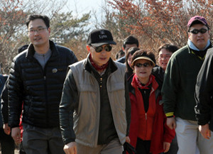 ▲ 출입기자들과 청와대 뒤편 북악산 산행에 나선 이명박 대통령이 20일 오전 북악산을 오르고 있다.ⓒ연합뉴스