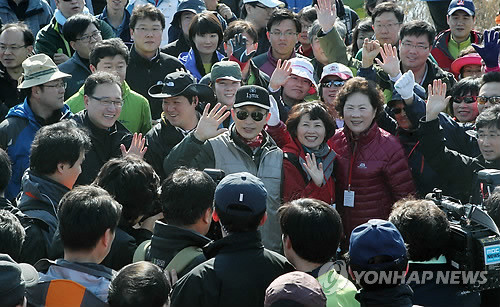 ▲ 북악산 정상에 올라 출입기자와 시민들에게 둘러싸인 이명박대통령ⓒ연합뉴스