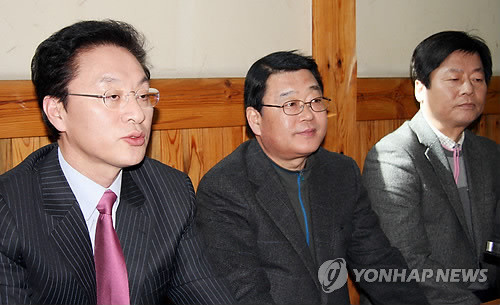 ▲ 정두언(왼쪽) 한나라당 최고위원이 20일 대전의 한 음식점에서 기자간담회를 갖고 과학벨트 입지 선정에 대한 입장을 밝히고 있다. ⓒ연합뉴스