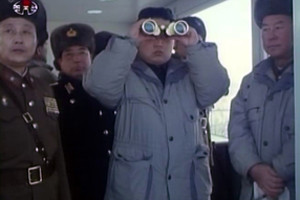 ▲ 김정은이 김정일과 함께 지난해 1월 군부대를 시찰했다며 망원경을 들고 시찰하고 있는 모습.ⓒ연합뉴스