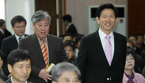 ▲ 23일 오전 '생산자로서의 독자'라는 주제로 강연을 하기 위해 경기도 수원 경기도청을 찾은 작가 이문열씨가 김문수 경기지사와 함께 강연장으로 들어서고 있다. ⓒ 연합뉴스