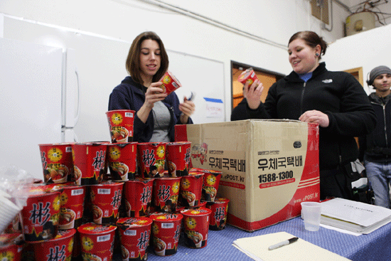 ▲ 영화 ‘만추’ 촬영 당시 시애틀 현지 스태프들 사이에서 일명 ‘빈라면’이 인기를 끈 것으로 알려져 화제다. ⓒCJ 엔터테인먼트 제공