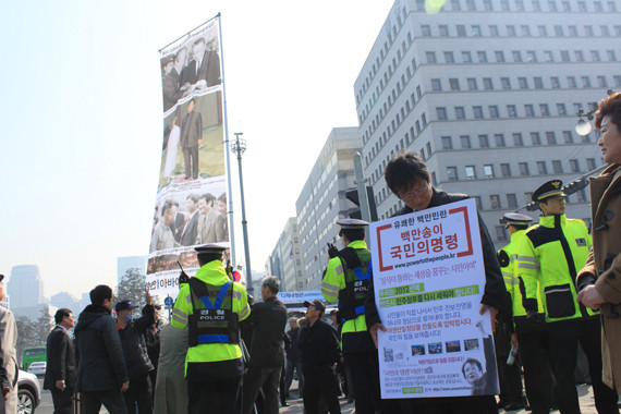 ▲ 23일 여의도 국회 앞에서 집단 1인시위를 벌인 문성근씨와 이를 규탄하는 시민단체들.ⓒ뉴데일리