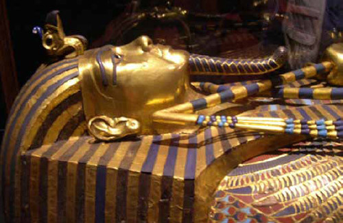 ▲ 투탕카멘의 황금관. 명계의 지배자 오시리스를 모방한 인형관. 3중으로 된 관 중 가장 안쪽의 셋째관.