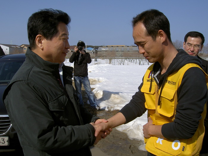 ▲ 한나라당 안상수 대표가 연곡 파프리카 농장주 김병균씨를 위로하고 있다. ⓒ뉴데일리