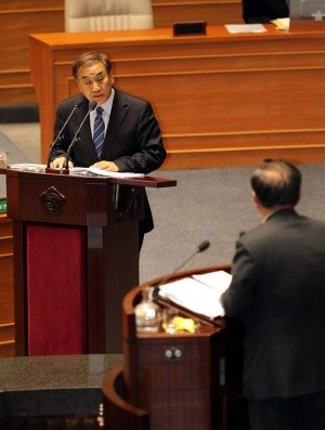 ▲ 이재오 특임장관은 24일 국회 정치분야 대정부질문에 참석, 