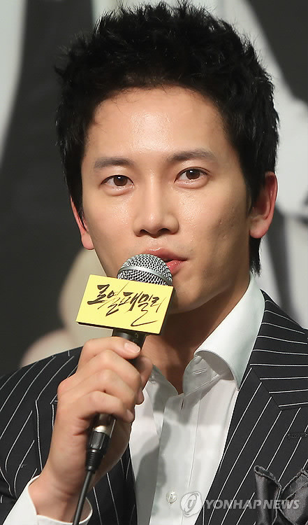 ▲ 배우 지성이 24일 오후 서울시 서초구 반포동 서울팔래스호텔에서 열린 MBC 새 드라마 '로열 패밀리' 제작보고회에서 질의응답을 하고 있다.  ⓒ 연합뉴스