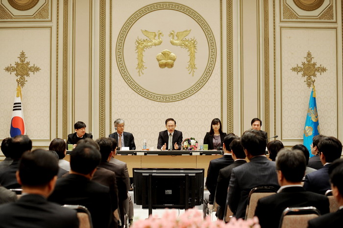 ▲ 이명박 대통령이 25일 취임 3주년을 맞아 가진 확대비서관회의에서 