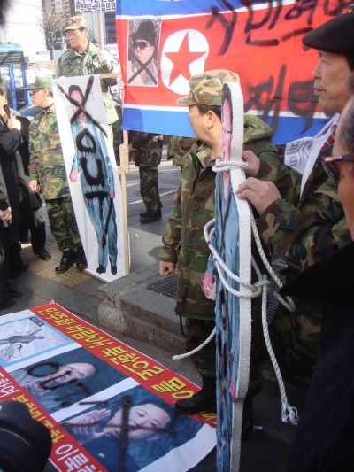 ▲ 시민단체 회원들이 김정일 교수형 퍼포먼스를 벌이고 있다. ⓒ뉴데일리