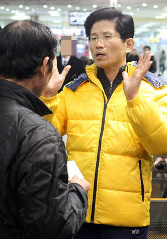 ▲ 김문수 경기도지사가 25일 밤 수원역을 찾아 노숙인들과 복지에 대한 의견을 나눴다. ⓒ 뉴데일리