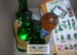 ▲ 110만원을 주고 노트북을 주문했더니 배달된 소주 세 병과 담배꽁초 넣은 콜라병.ⓒ더치트 캡처