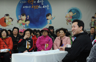 ▲ 23일 오세훈 시장이 공공근로자들과 만나 간담회를 가진 장면 ⓒ 오세훈 블로그