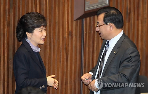 ▲ 한나라당 박근혜 전 대표가 25일 국회 본회의장에서 박 전 대표의 비서실장 격인 이정현 의원과 대화를 나누고 있다. ⓒ연합뉴스