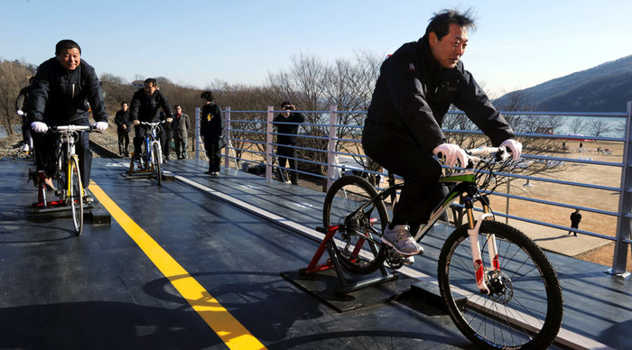 ▲ 맹형규 행정안전부장관(오른쪽) 등 관계자들이 자전거길 기공식 중  가상체험 자전거 시승을 하고 있다.