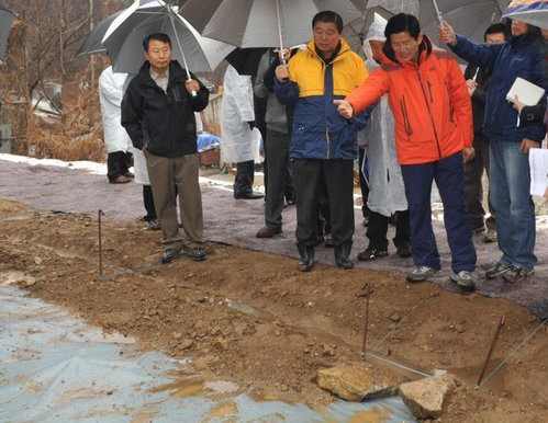 ▲ 김문수 경기지사가 27일 남양주시 와부읍의 구제역 매몰지를 찾아 현장점검을 벌이고 있다. ⓒ 경기도