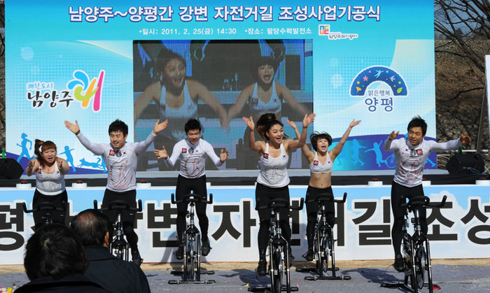 ▲ '남양주~양평간 강변 자전거 길' 기공식 식전행사에 재키스피닝팀이 자전거를 이용한 댄스를 선보이고 있다. 노용헌 기자