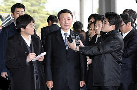 ▲ 한상률 전 국세청장이 28일 서울중앙지검에 출석하고 있다. ⓒ 연합뉴스