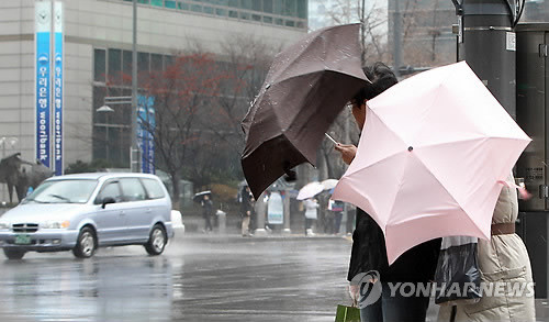 ▲ 1일, 전국이 대체로 흐리고 경기 남부와 강원 남부 이남 지방에서는 눈 또는 비가 내릴 전망이다.ⓒ연합뉴스