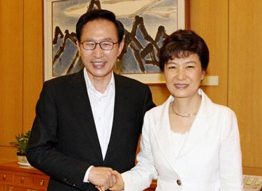 ▲ 박근혜 한나라당 전 대표의 지지율 독주가 계속되고 있다. 사진은 지난해 박 전 대표가 청와대를 방문해 이명박 대통령과 악수하는 모습 ⓒ 자료사진