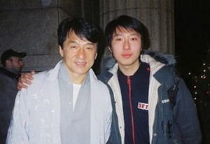 ▲ 영화배우 성룡과 포즈를 취한 허잉거.ⓒ상하이저널 캡처