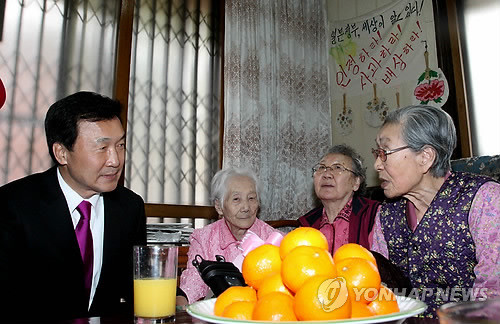 ▲ 손학규 민주당 대표가 1일 서울시 서대문구 충정로 정대협 쉼터를 방문, 정대협 할머니들과 대화를 나누고 있다. ⓒ 연합뉴스