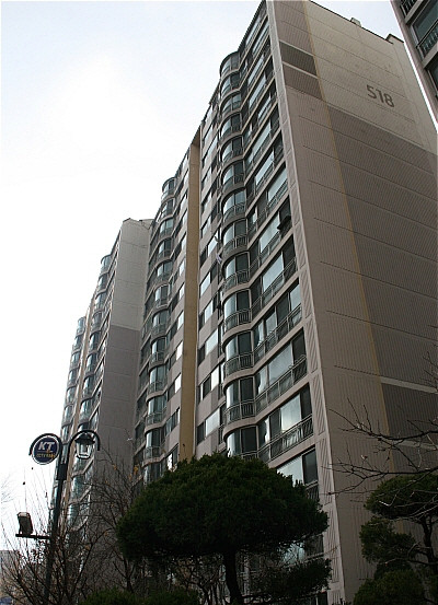 ▲ 지난 1일 김상곤 경기교육감이 거주하는 성남시 분당 아파트. 김 교육감 집을 비롯한 모든 가구가 태극기를 게양하지 않고 있다 ⓒ 뉴시스