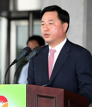 ▲ 독일의이자르강. 직선으로 좁게 난 수로를 넓게 준설하고, 일부구간에 설치한 시민 휴식시설. 4대강과 기본 개념이 비슷하다.