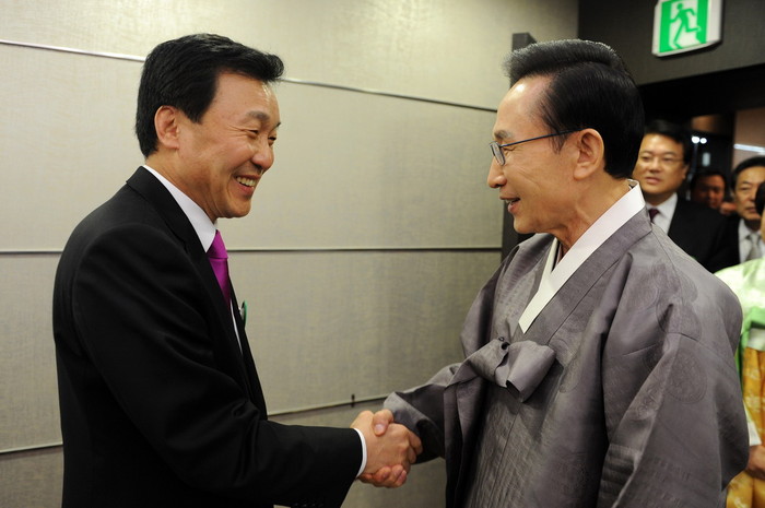 ▲ 이명박 대통령과 손학규 민주당 대표가 3.1절 기념식장에서 인사하고 있다. ⓒ 연합뉴스