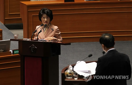 ▲ 진수희 보건복지부장관이 2일 국회 본회의 대정부질문에서 의원들의 질의에 답변하고 있다. ⓒ연합뉴스