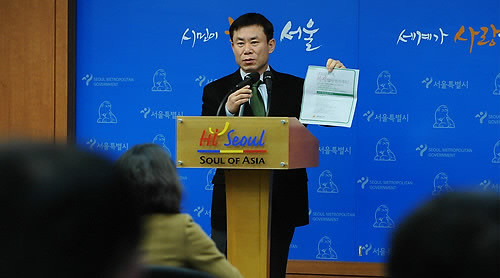 ▲ 무상급식 예산 편성을 위해 서울시의회가 임의로 증액하거나 삭감한 예산안에 대해 설명 중인 이종현 서울시 대변인 ⓒ 뉴데일리
