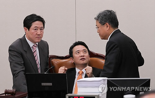 ▲ 한나라당 유기준 간사와 민주당 김동철 간사가 3일 오전 국회 외통위에서 남경필 위원장과 대화하고 있다. ⓒ연합뉴스