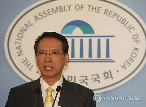 ▲ 김형오 전 국회의장이 3일 국회 정론관에서 기자회견을 통해 한진중공업의 정리해고로 인한 노사분규와 관련, 사주측의 책임을 주장하고 있다. ⓒ연합뉴스