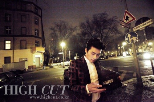 ▲ 레드 카펫과 공식 상영을 마친 뒤 영화 수입사와 제작사가 주최하는 저녁 만찬에 참석했다. 만찬을 마치고 베를린의 쓸쓸한 밤거리를 배경으로 서 있는 현빈. 재킷은 디스퀘어드2, 셔츠는 돌체 앤 가바나.