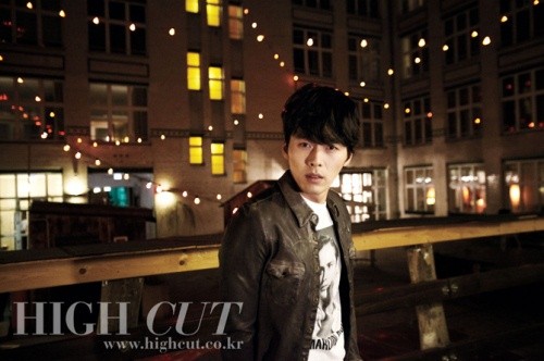 ▲ 금요일 밤, 언론 인터뷰와 영화제 집행위원장과의 만찬을 연달아 마치고, 빈티지한 느낌의 미셸베르거 호텔에 도착한 현빈. 뒤편으로 빈티지한 호텔 외관과 붉은 조명이 어우러져 묘한 분위기를 자아낸다. 의상은 모두 돌체 앤 가바나.